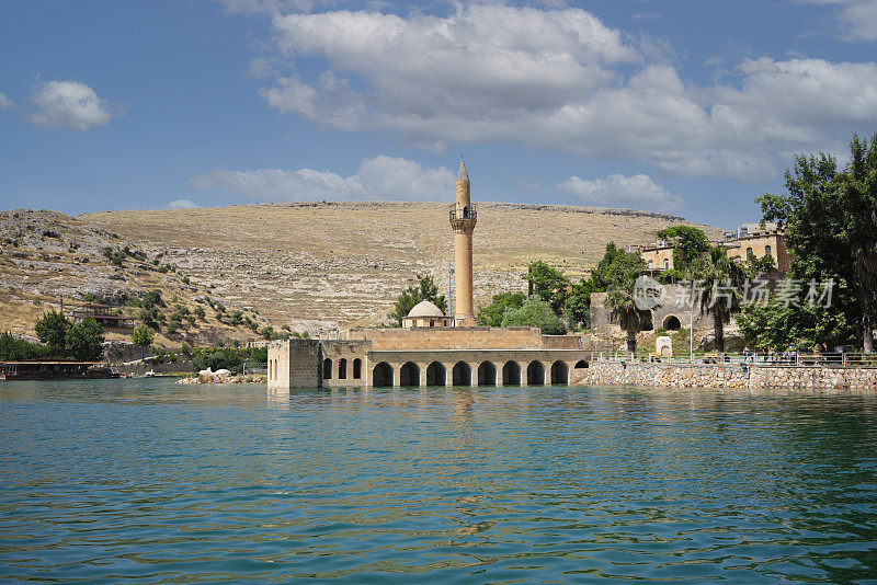 土耳其Sanliurfa Halfeti的沉没清真寺和房屋